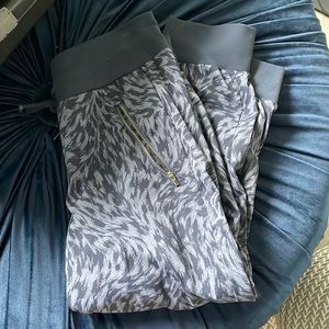 Athleta Trekkie North Printed cropped 23’ joggers. Size 4P.